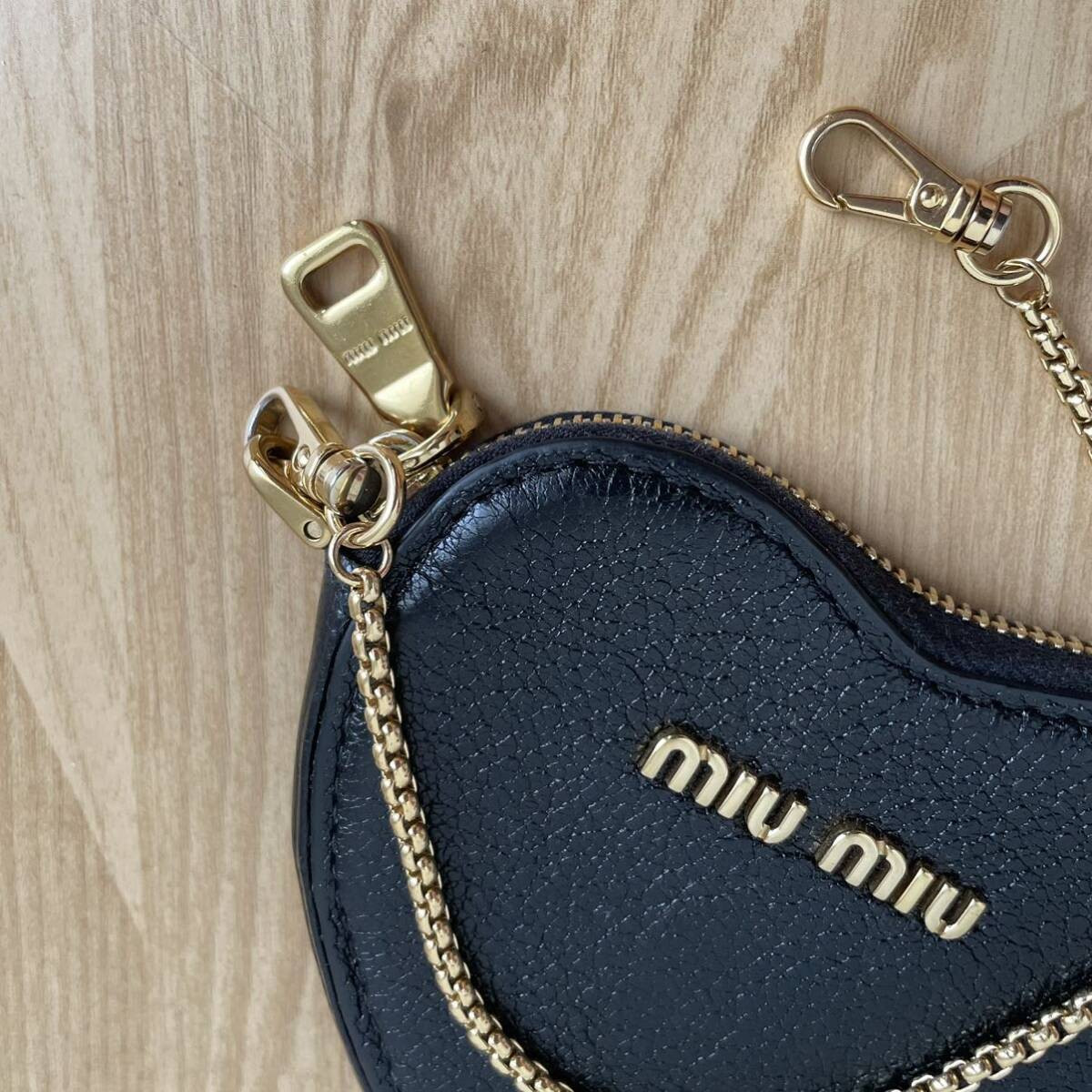 小物 miu miu heart charm leather coin case miu miu heart charm leather coin case - メルカリ