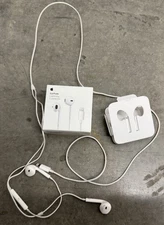 Apple EarPods with Lightning Connector In Ear Canal Headset - White Untested