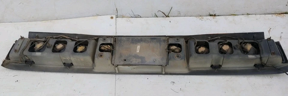 LUZ TRASERA COMPLETA CON PANEL CENTRAL MALETERO 1992-96 LUZ TRASERA BUICK LESABRE Foto 4 de 4