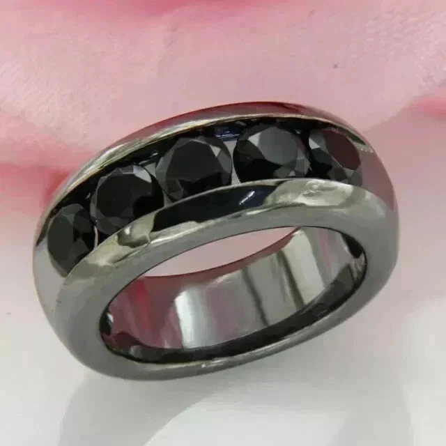 Alianza de boda para hombre de corte redondo de 2 quilates enchapada en oro blanco de 14 k Foto 2 de 4