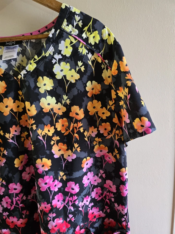 Женское сердце душа v-образным вырезом карманы черный многоцветный цветочный скраб Топ размер 3XL - Изображение 4 из 4