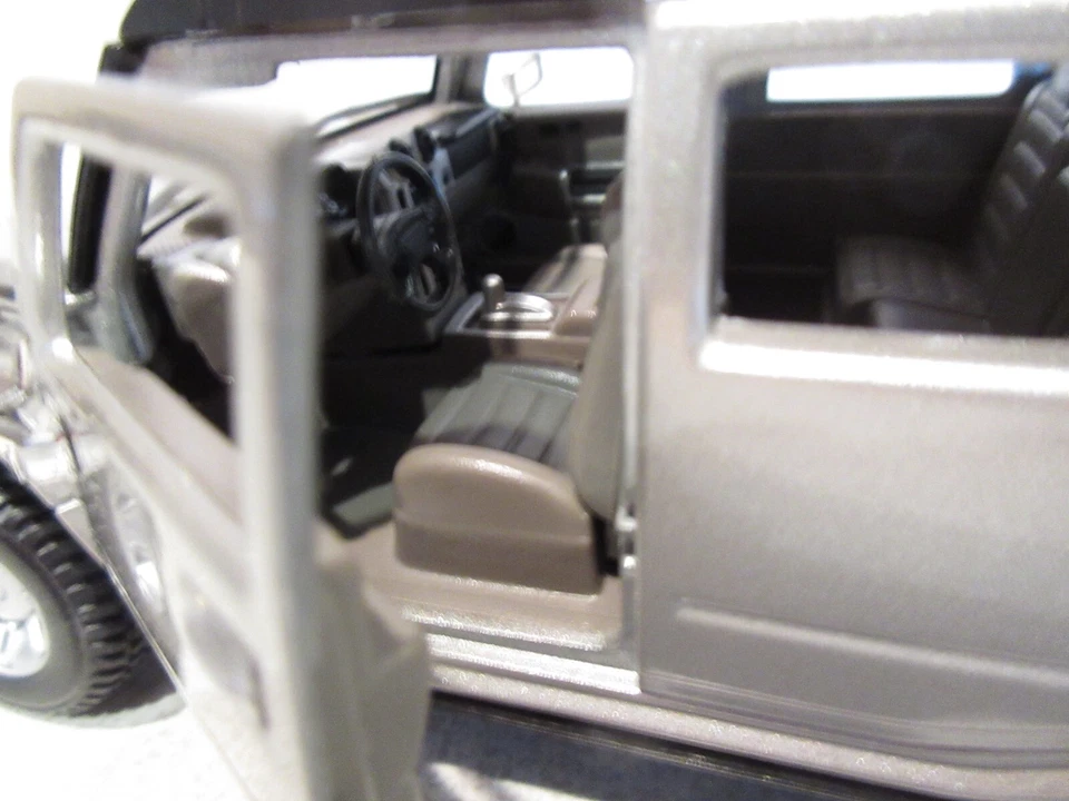 Hummer H2 SUT Maisto de colección escala 1:27 fundido a presión edición especial plata 2001 Foto 3 de 4