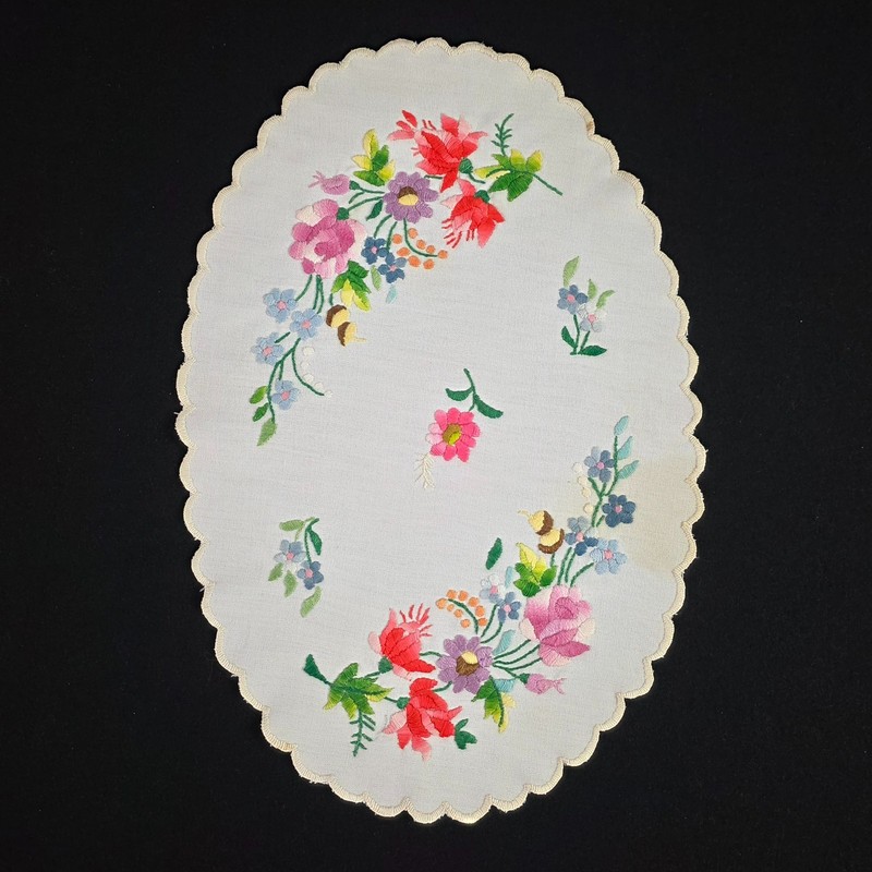 Oval Embroidered Tablecloth Runner Floral Scallop Trim 16" x 10" Vintage