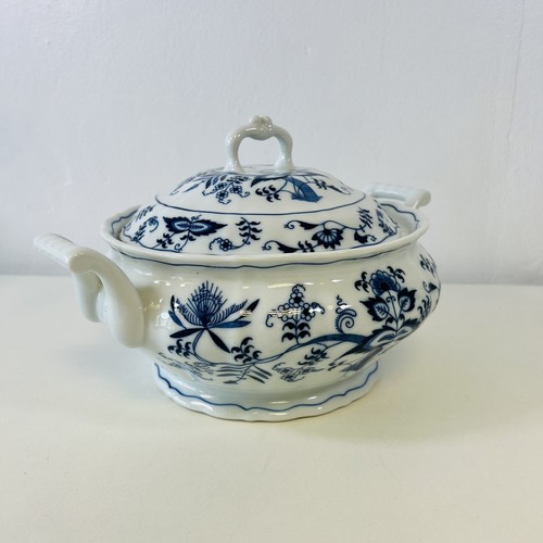 Vintage BLUE DANUBE Blue Onion Covered Casserole Serving Bowl Dish Made Japan - Picture 4 of 9