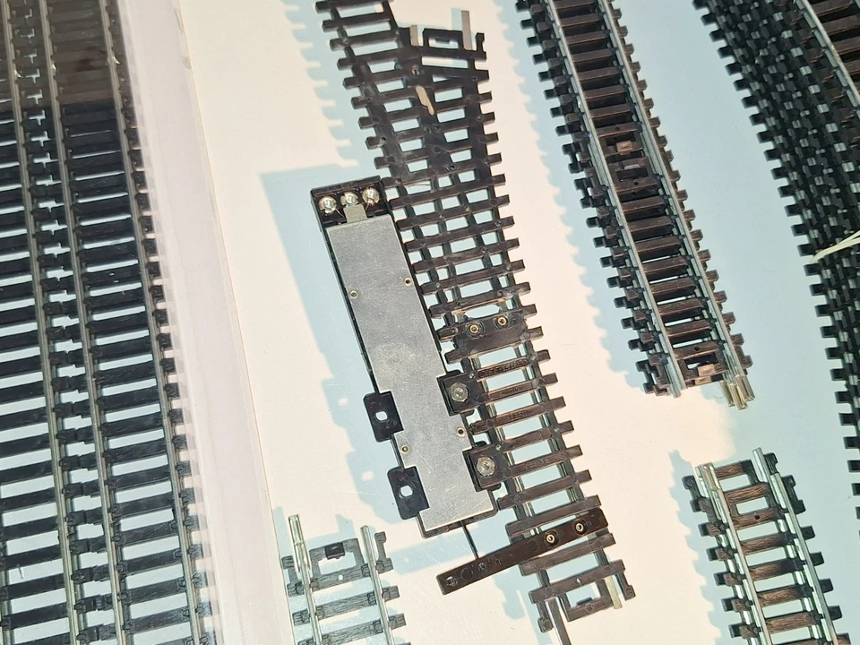 Lifelike track selection x 51p. 2 rail Steel type track. V/good used cond. HO - Image 3 of 4