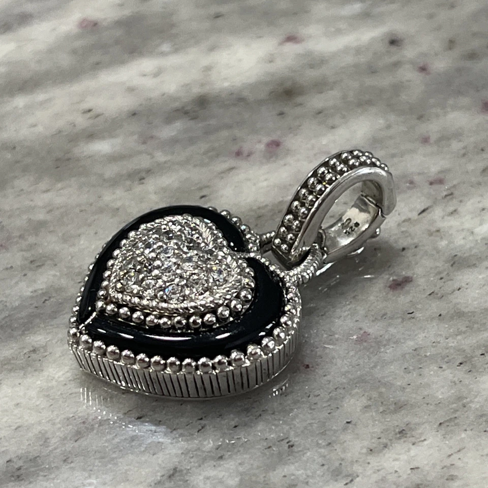 Colgante de corazón de plata de ley Judith Ripka con circonita cúbica y esmalte negro Foto 4 de 4