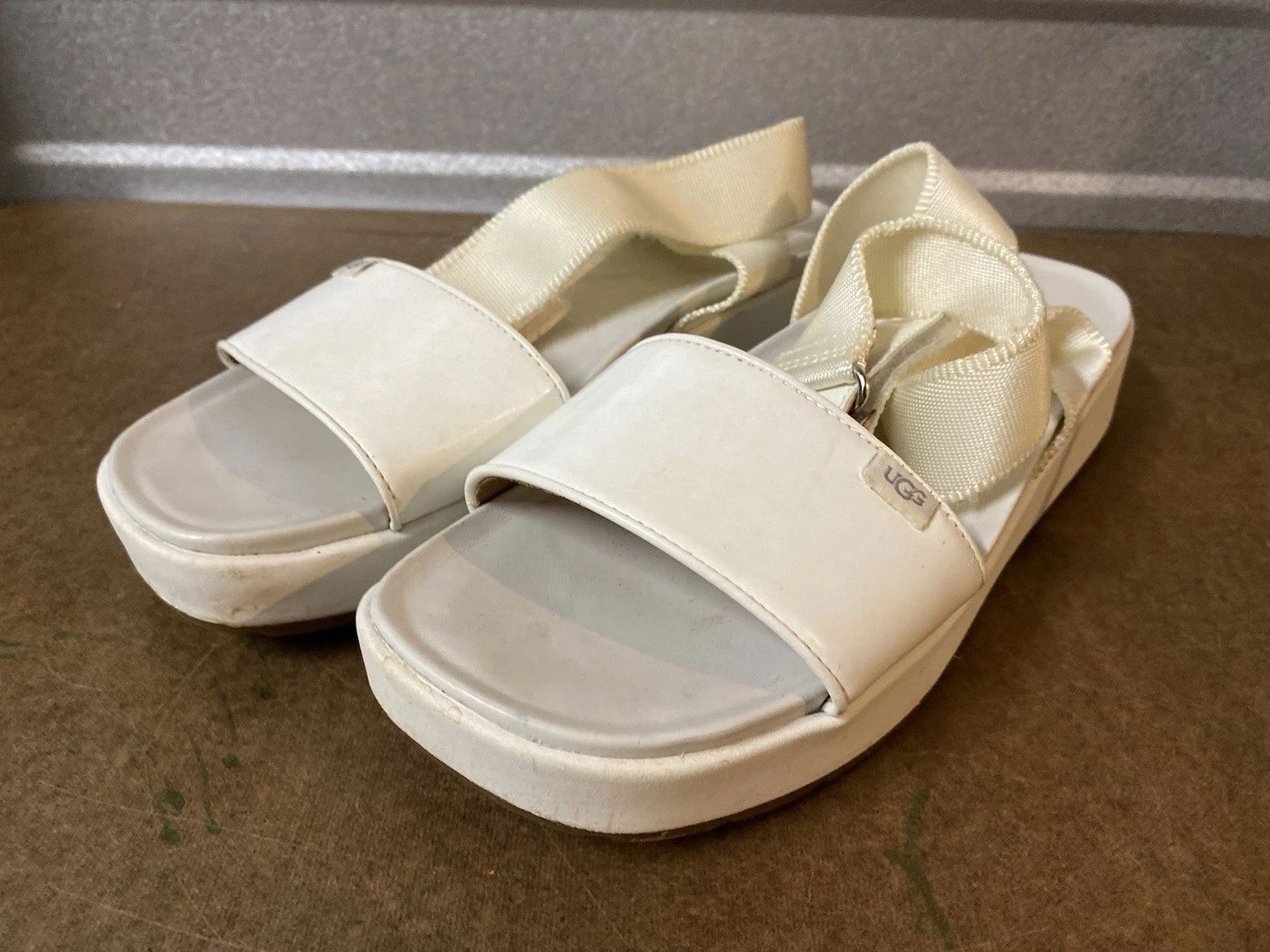 SANDALI UGG LENNOX BIANCHI CON CINTURINO IN VERNICE SINTETICA TAGLIA 7 US DONNA