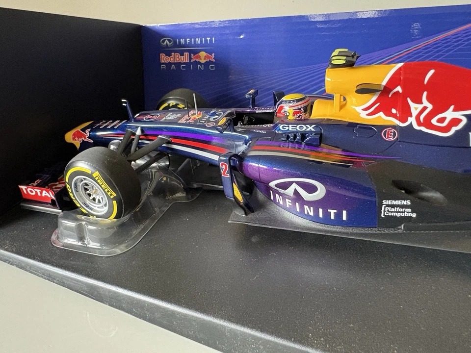 Minichamps 1/18 Mark Webber 2013 Red Bull RB9 Showcar  - Image 4 of 4