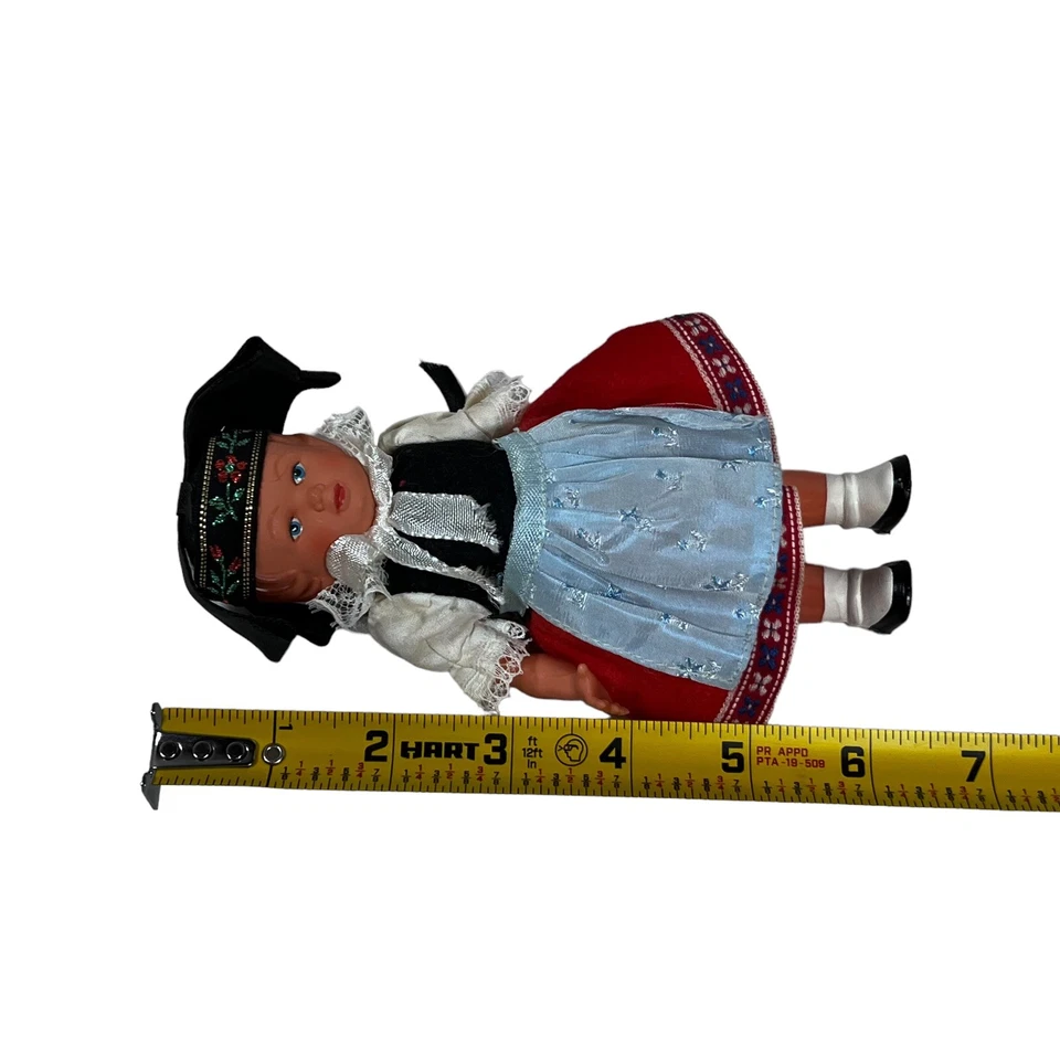 Muñeca vintage de Europa del Este en vestido tradicional y sombrero delantal suizo hecho a mano  Foto 3 de 3