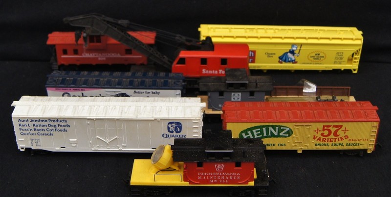 LOT OF 8 VINTAGE TYCO HO Scale Train Cars INCLUDES RARE QUAKER OATS CAR!