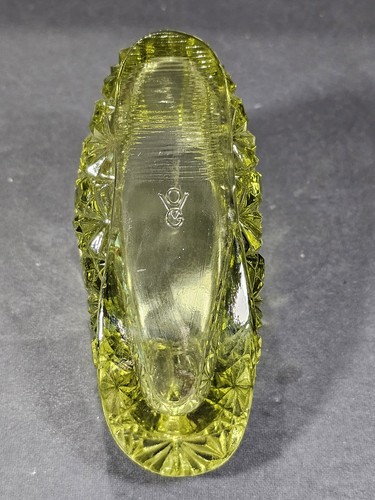 VTG Fenton Olde Virginia Green Glass Daisy & Button Baby Booty Tabletop Decor - Picture 6 of 7