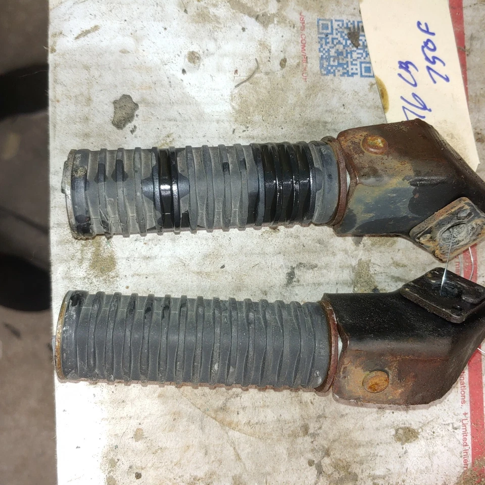 1976 Honda CB750F ambos os pinos de passageiros - Imagem 3 de 4