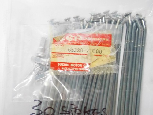 JUEGO DE BOQUILLA DE RADIOS DE RUEDA TRASERA ORIGINAL OEM 1990 SUZUKI RM125-M 65320-27C00 - Imagen 2 de 2