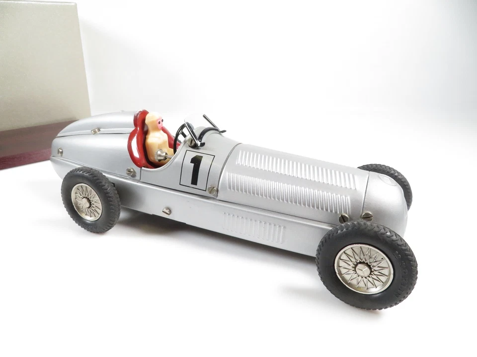 Märklin Mercedes Benz Silberpfeil mit Fahrer und Schlüssel 1:16 - Bild 4 von 4