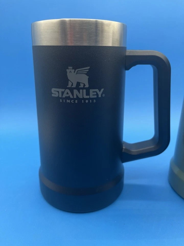 Taza de cerveza Stanley verde y negro de acero inoxidable aislada al vacío 24 oz Big Grip 2 Foto 2 de 4