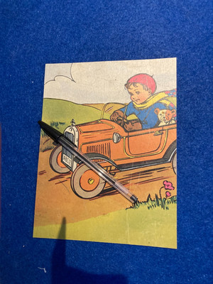 PAPPSCHNITT NIEDLICHE SZENE VON JUNGEN IM TRETAUTO MIT SEINEM TREUEN TEDDYBÄREN