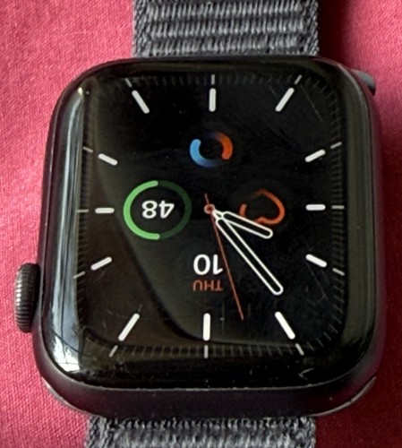 Apple Watch Series 6 A2292 44mm Boîtier en Aluminium Gris Sidéral avec Bracelet Sport Noir - Photo 5 sur 8