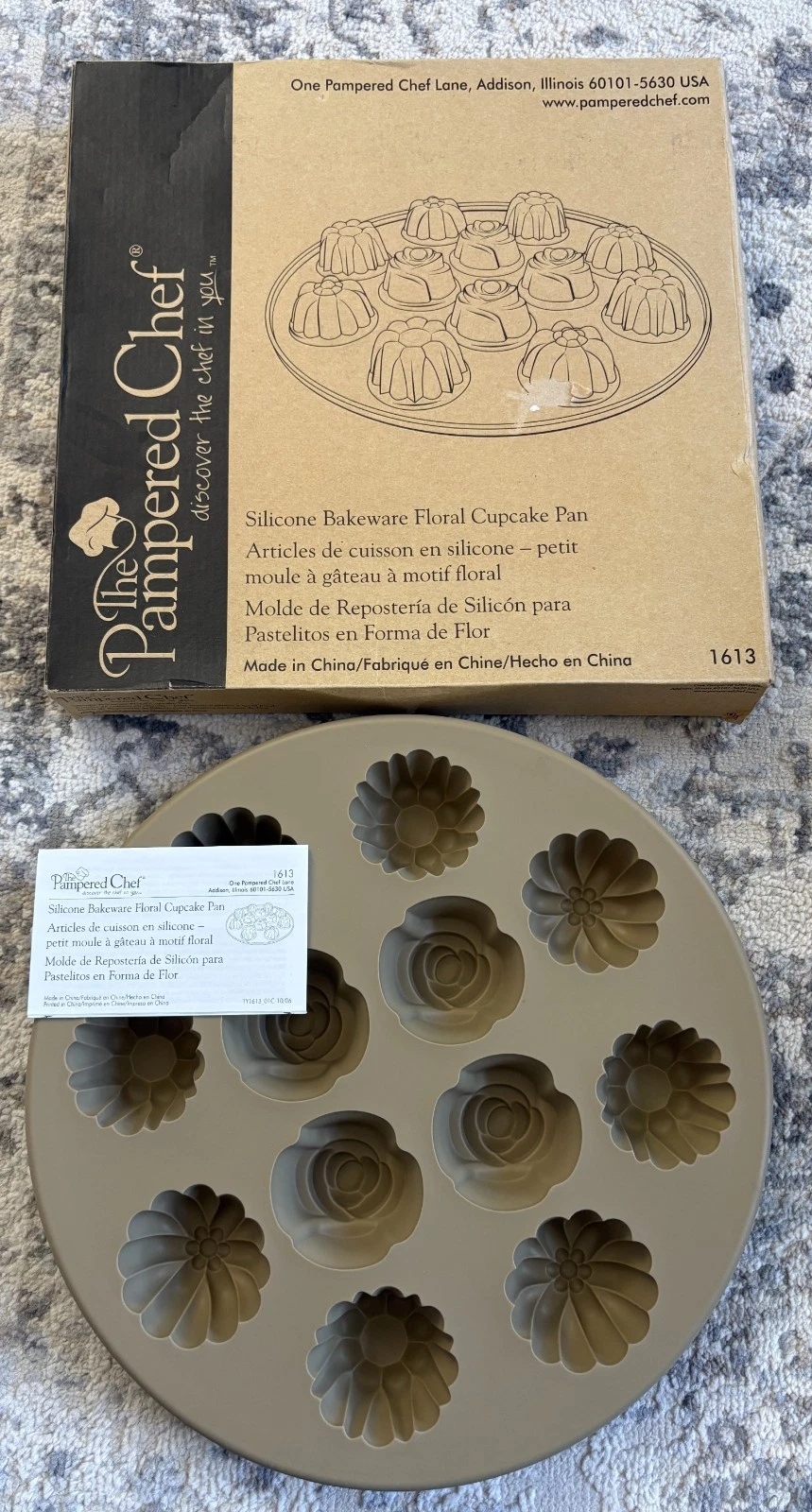 1613 PAMPERED CHEF Silicone Bakeware FLORAL MUFFIN MOLD Cupcake Pan NIB New