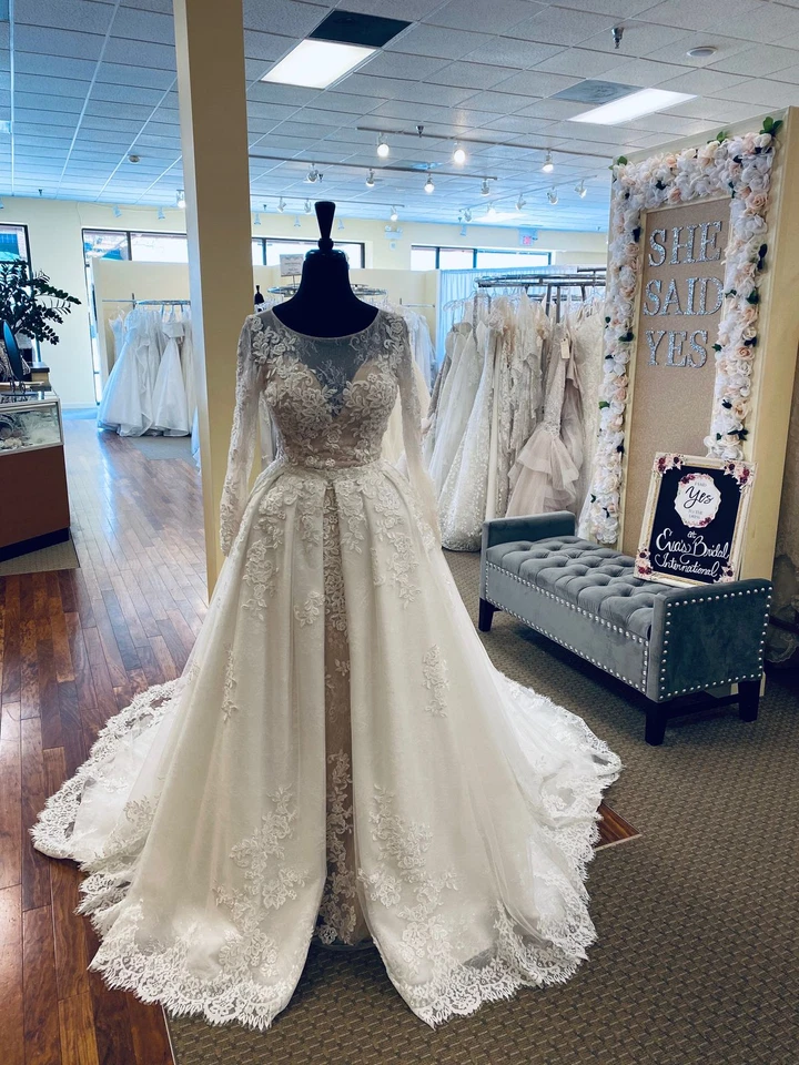 Elegantes Vestidos de Novia con Apliques de Encaje Tren Desmontable Línea A Vestido de Novia Foto 3 de 4