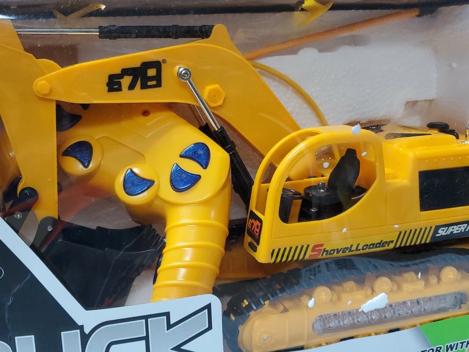678 Truck Digger R/C Excavator With Flashlight No.8034E Yellow New Sealed - Image 3 of 4