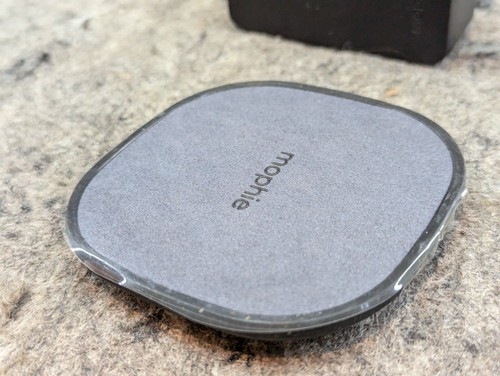 Mophie 15W Fast Charge Wireless Charging Pad for iPhones, Andriod, Galaxy Phones - Picture 4 of 11