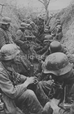 WW2 PICTURE PHOTO GERMAN SOLDIERS ON THE TRENCH RESTING 6600