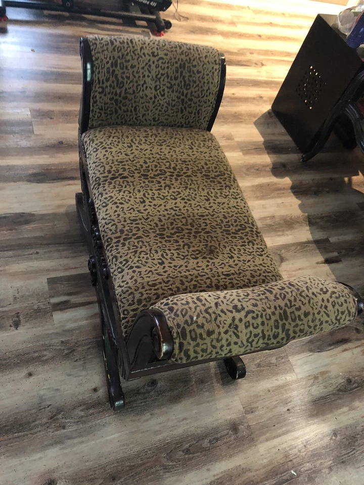 Banco estampado animal tallado caoba marrón negro Foto 3 de 4