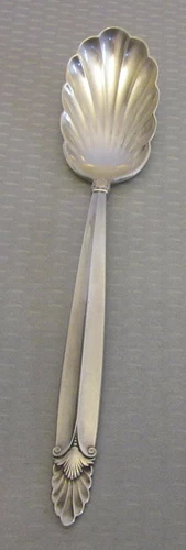 International sterling silver 1932 EMPRESS Sugar Shell Fluted Spoon 6.25"