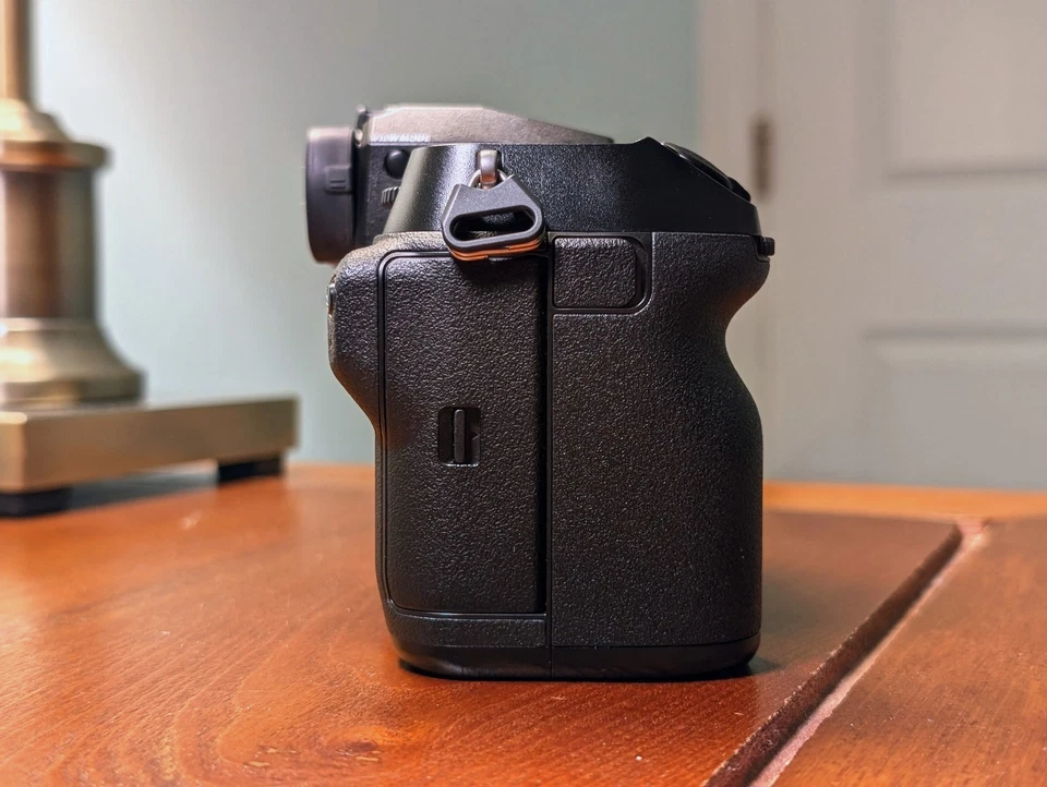 FUJIFILM GFX 100S Medium Format Mirrorless Camera + EXTRA OEM BATTERY - Image 4 of 4