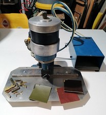 PRESSA  pneumatica x chiudere angoli in metallo su pelle e cartoleria  