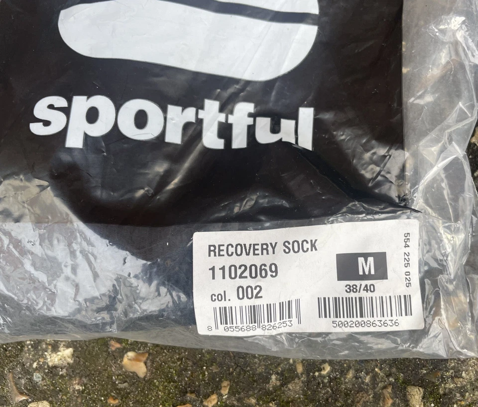 Calentadores deportivos de piernas, calcetines y gorra. Foto 3 de 4