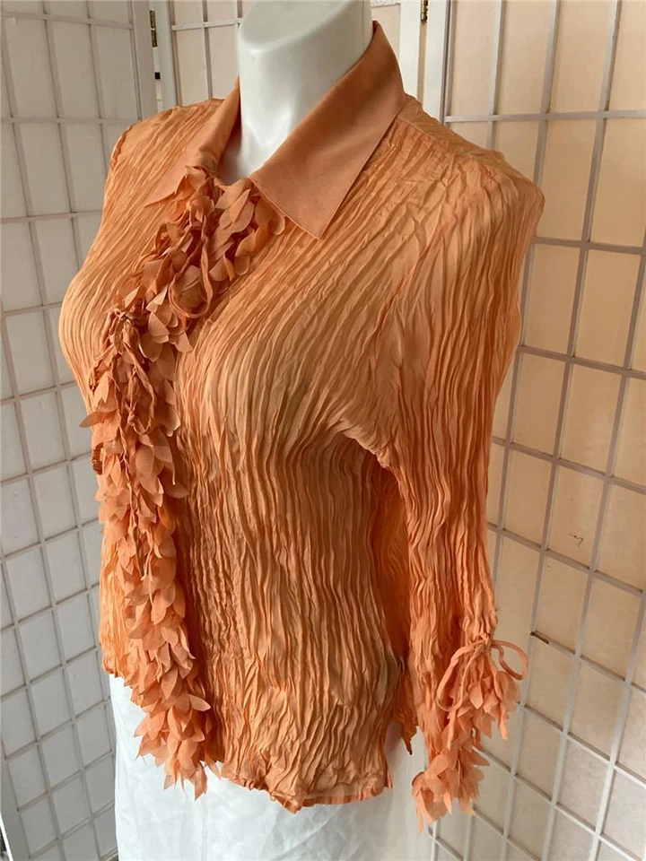Blusa de botones transparentes plisados en naranja coral Essentials by Milano para mujer Foto 3 de 4
