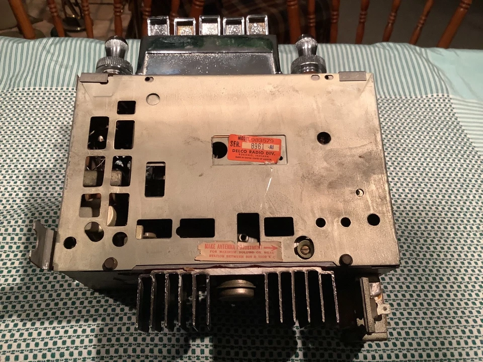 1962 pontiac Bonnaville, Catalina, Ventura Radio model #983579 - Image 3 of 4