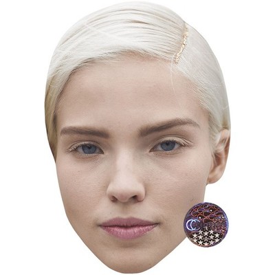Sasha Luss (blond) großer Kopf. Größer als das Leben Maske.