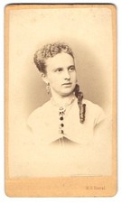 Fotografie E. G. Heitel, Wien, junge Frau im hellen Kleid mit gelockten Haaren  