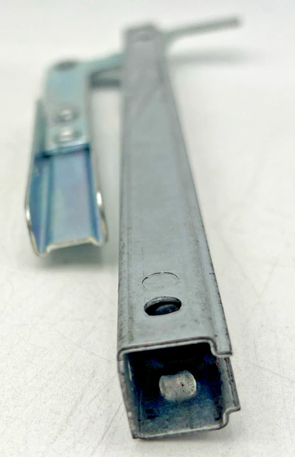 AMANA R0706011 BISAGRA PUERTA LADO DERECHO FALTAN TORNILLOS OEM GENUINO Foto 3 de 4