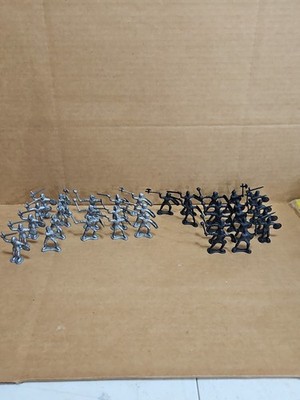 Medieval Toy Knights 1  Plastic Soldiers Unbranded Lot of 35 Figures 