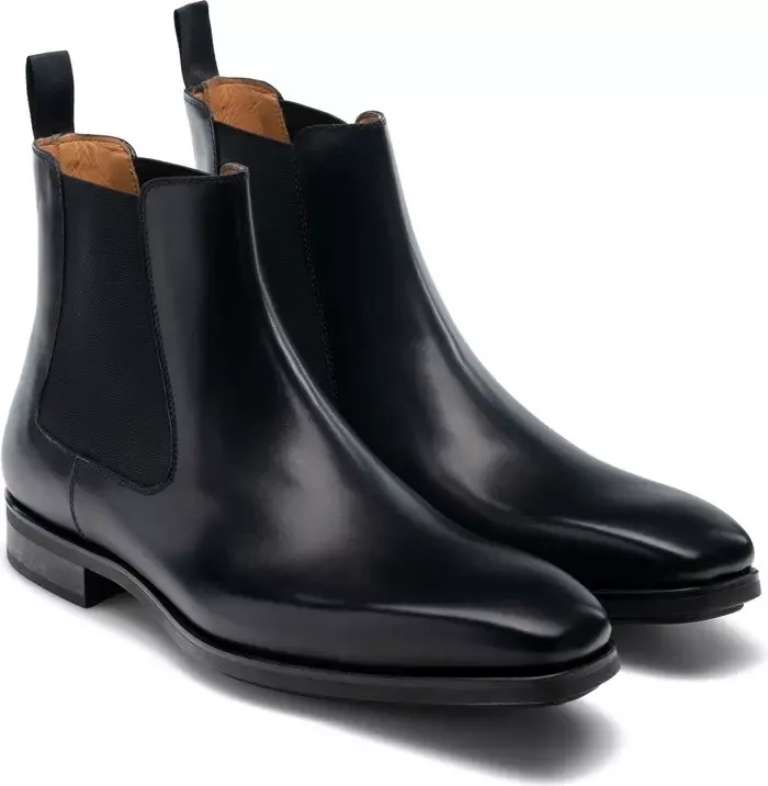 Classic Urban Style: Magnanni Black Chelsea Boots - Shoe Effect