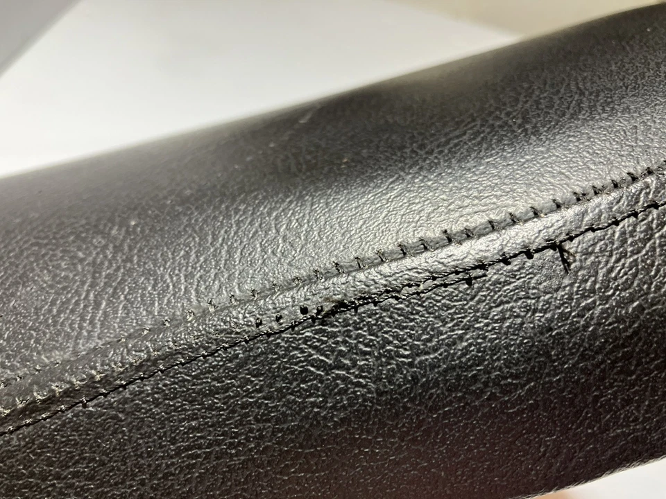 Сиденье переднее 1997 Suzuki GSXR 750 (имеет разрыв и износ на швах) (OEM) - Изображение 3 из 4