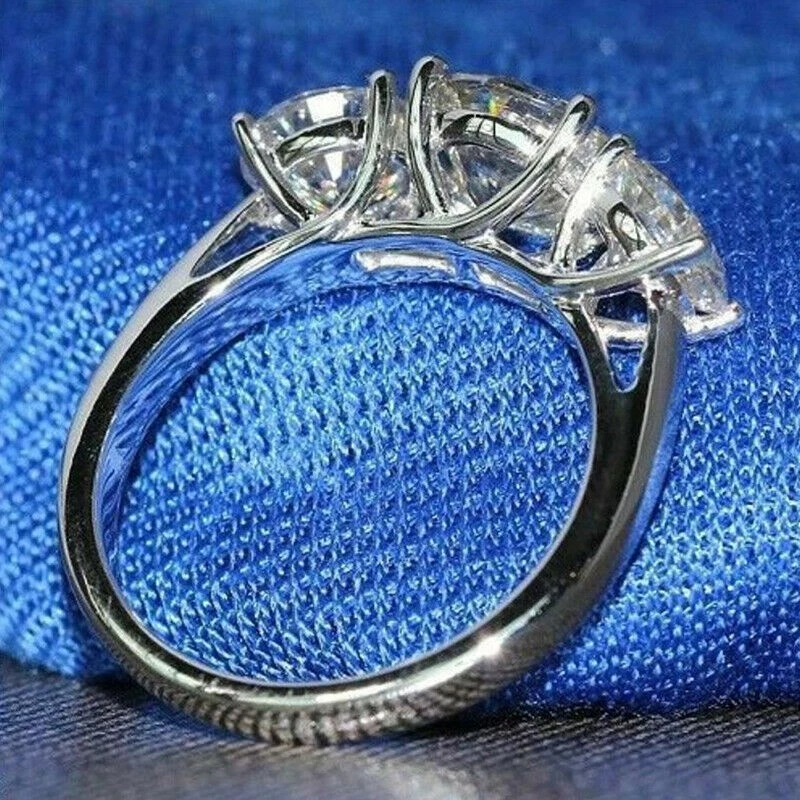 Anillo de compromiso redondo de tres piedras con diamantes de 3,50 quilates acabado en oro blanco de 14 quilates talla 7 Foto 2 de 4