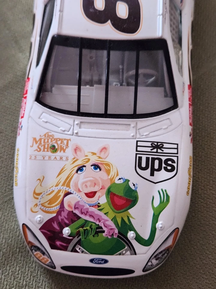 De colección - 2002 NASCAR Dale Jarrett # 88 The Muppet Show 25 años 1:24 coche UPS Foto 3 de 4