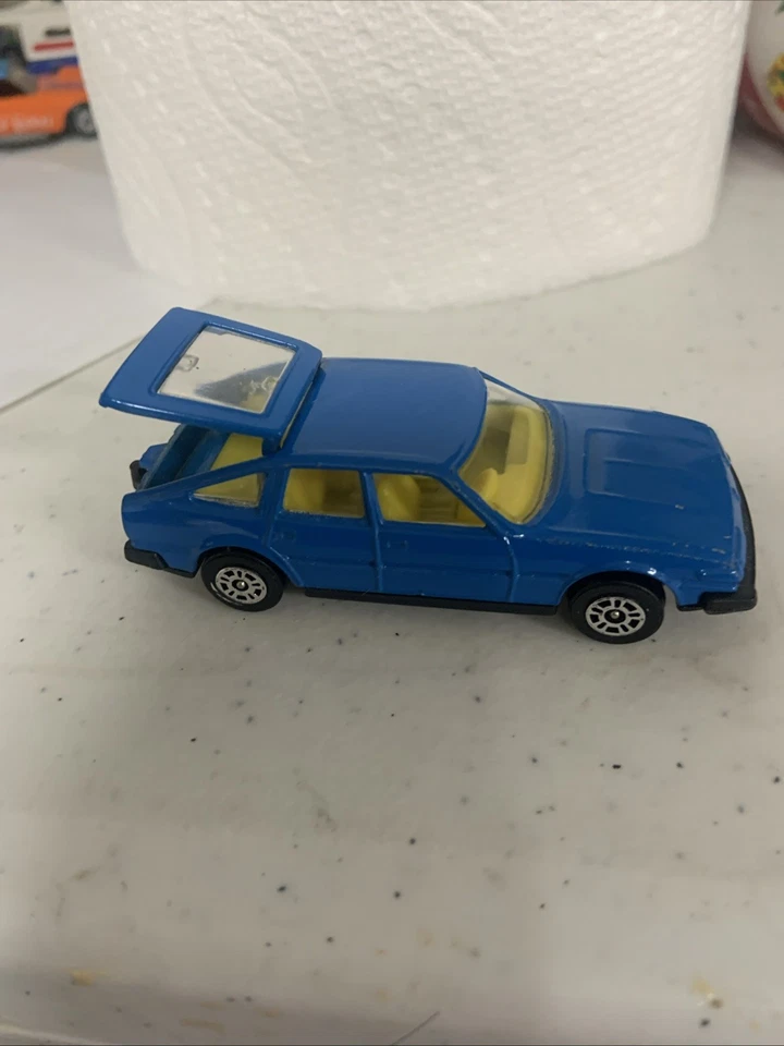 1980s Corgi Rover 3500, Made in Great Britain Blue w Yellow Interior 1/64 Scale - Image 3 of 4