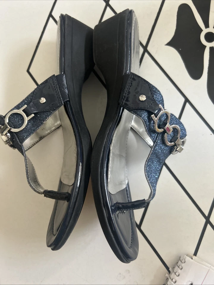 Marc Fisher Alynda Negro Correa en T Brillo Plateado Ornamental Tacón de Cuña Talla 8.5 Foto 4 de 4