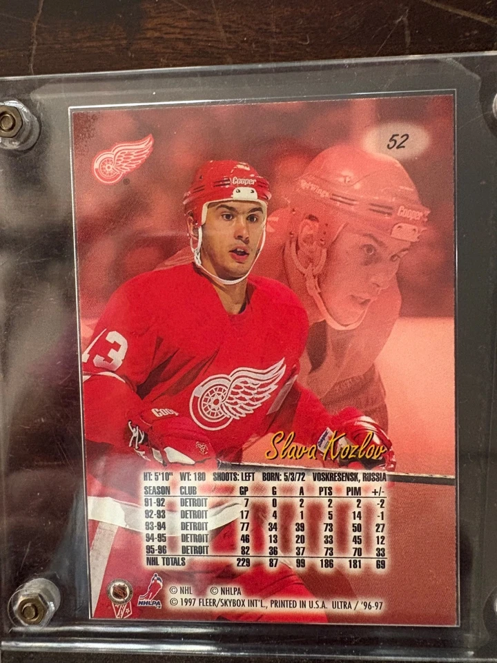 Disco de hockey firmado Slava Kozlov 1997 Detroit Red Wings con tarjeta en estuche Foto 3 de 4