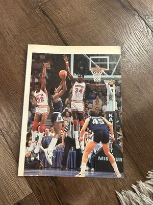 Photo 8x11 Photo Pinup HAKEEM OLAJUWON NCAA Basketball 1983 Houston