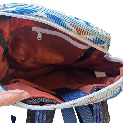 KAVU Onamission Rucksack mit gepolsterten Laptop Tablet Hüllen River Ikat Neu - Bild 6 von 7