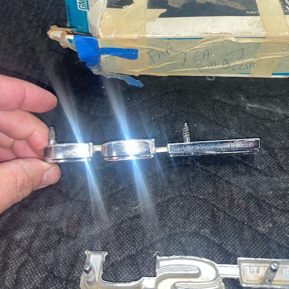 69-72 庞蒂亚克大奖赛挡泥板徽章型号 SJ GM 9798889 — 第 3/4 张图片