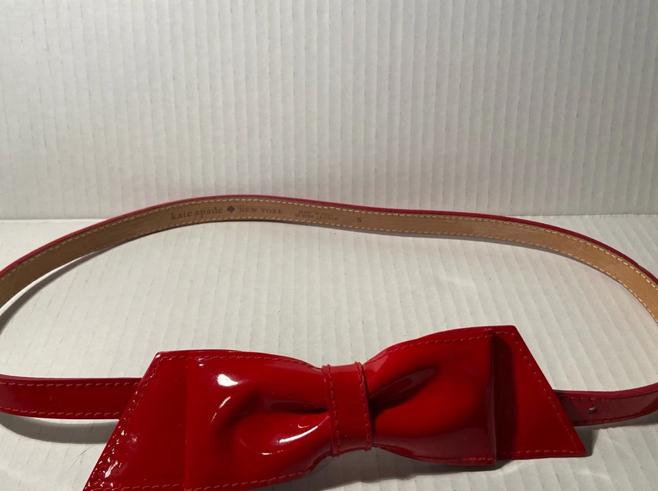 Cinturón de cuero rojo Kate Spade New York brillante acento de lazo S cierre estenopeico Italia Foto 2 de 4