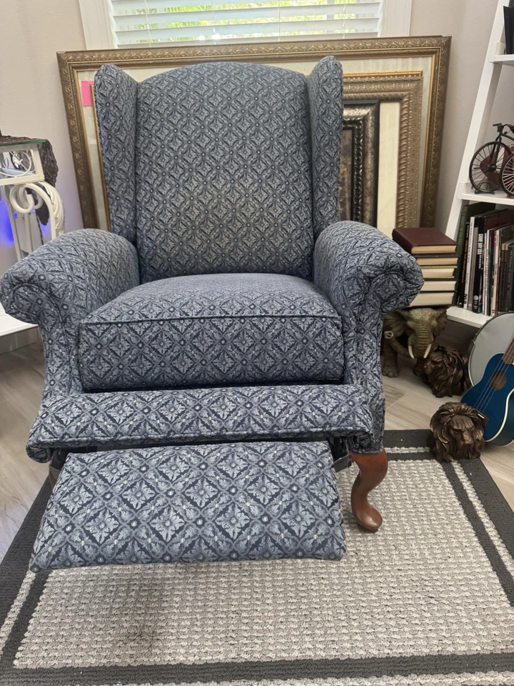 2 Este es un sillón reclinable tradicional con respaldo de ala con tapicería estampada Foto 2 de 4