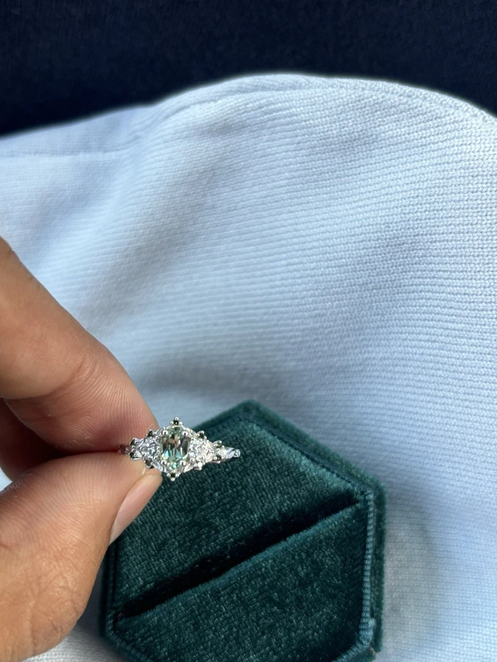 Rosa de brezo tres piedras con detalles de zafiro verde de laboratorio ovalado y diamante verde Foto 2 de 4